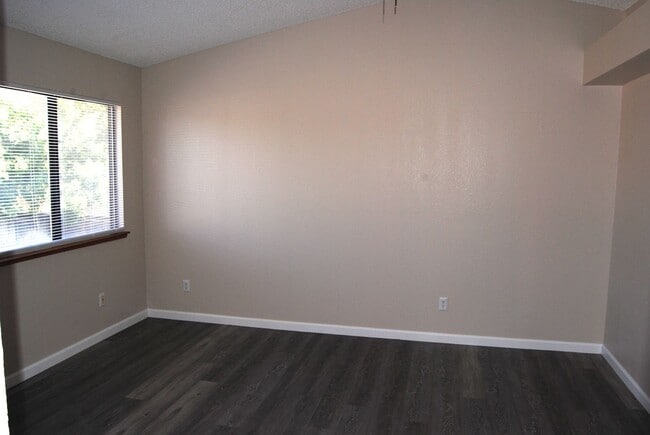 Building Photo - Price Reduced