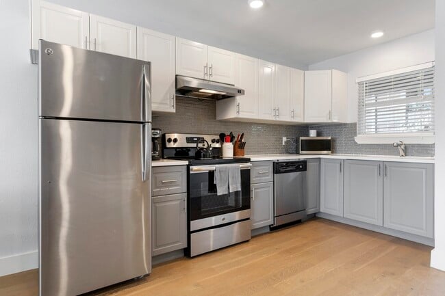 Building Photo - 909 Reinli St