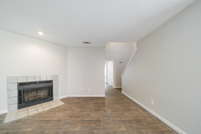 Building Photo - Wyngate Townhomes 3924W