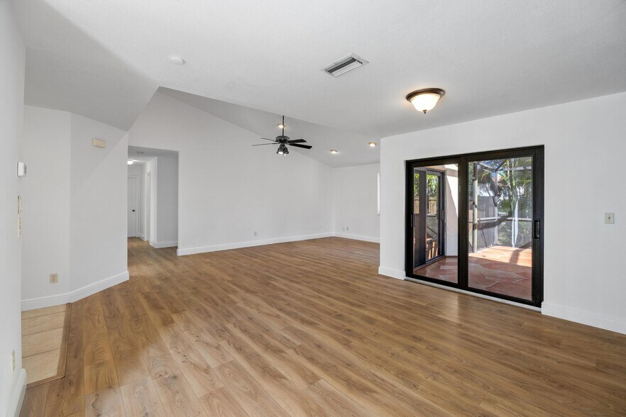 Building Photo - 2925 Azalea Dr