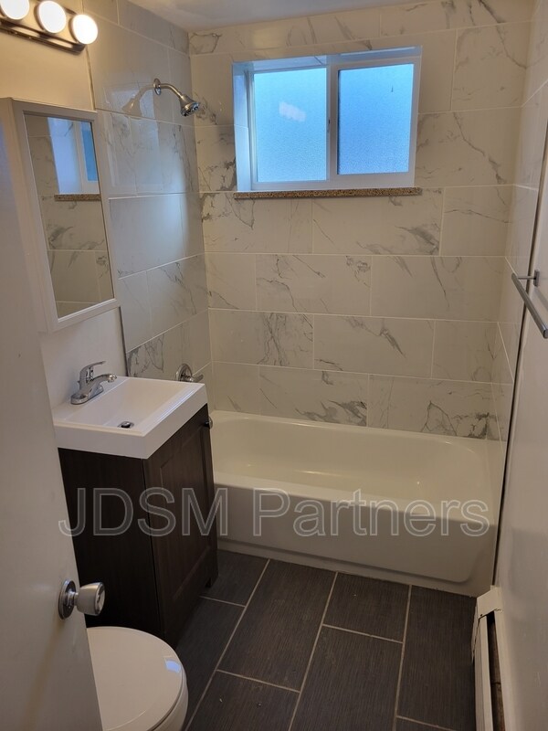 Building Photo - 5605 W Warren Ave