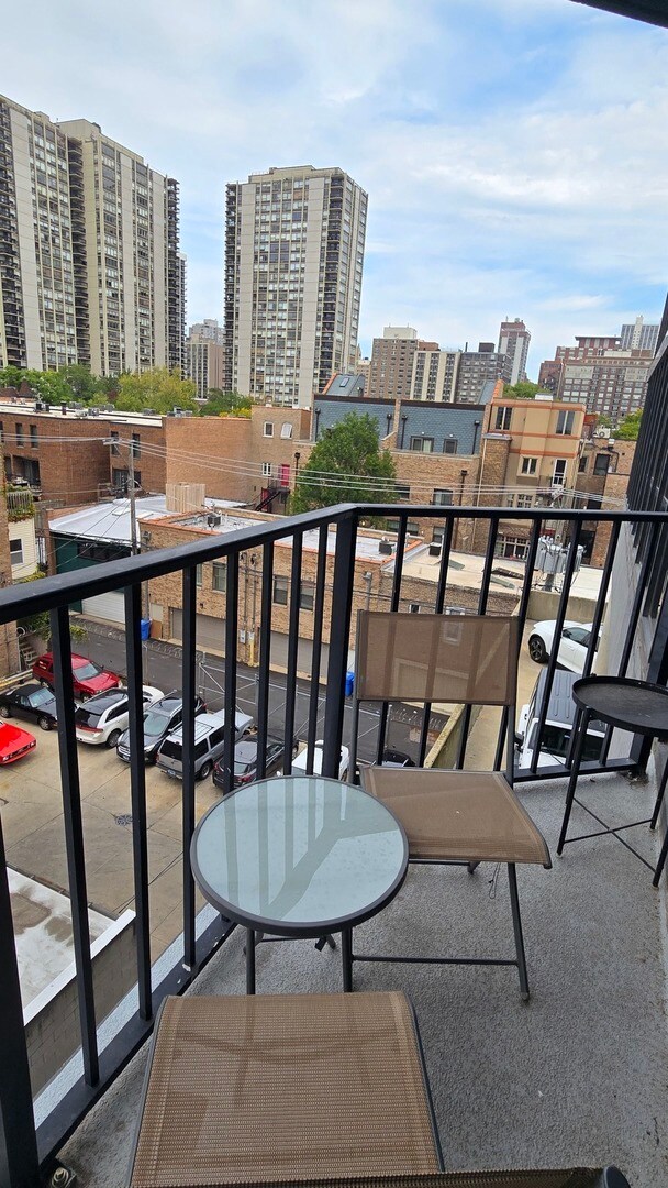 Building Photo - 1309 N Wells St