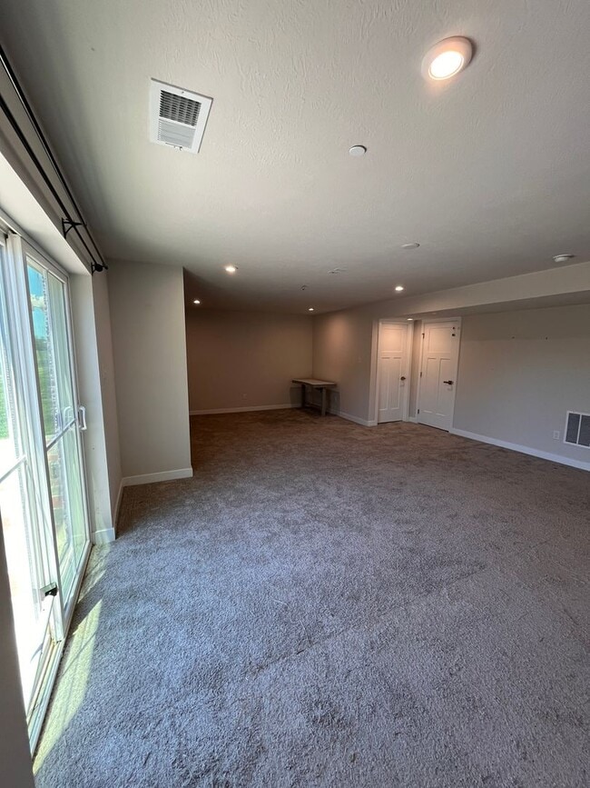 Building Photo - 437 Greenwood Dr