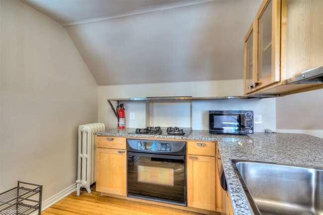 Building Photo - 1 br, 1 bath Condo - 738 Pearl Street