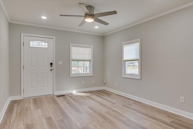 Building Photo - 2 Bed/1 Bath just minutes from Augusta University and Surrey Center, featuring granite countertop...