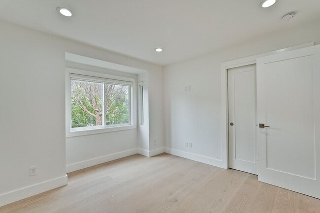 Building Photo - Gorgeous 4 Bed 3 Bath House on a Corner Lot!