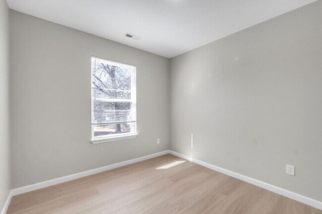 Building Photo - *Amazing Lease Offer* Elegant 3 Bedroom, 2.5 Bathroom Duplex with 1-Car Garage in Woodruff $1750/...