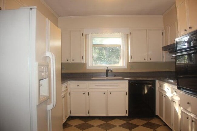 Building Photo - 3009 Oakland Dr NW