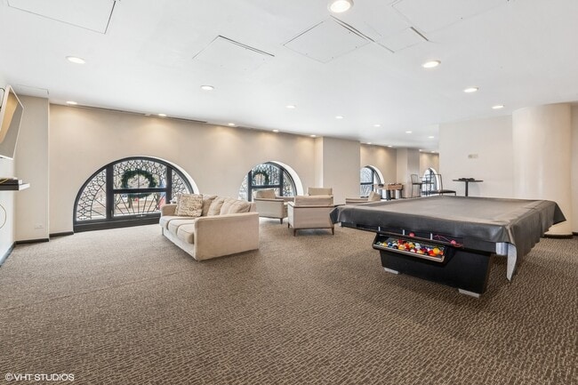 Building Photo - 2100 N Lincoln Park W
