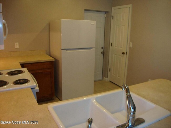 Building Photo - 655 Margie Dr