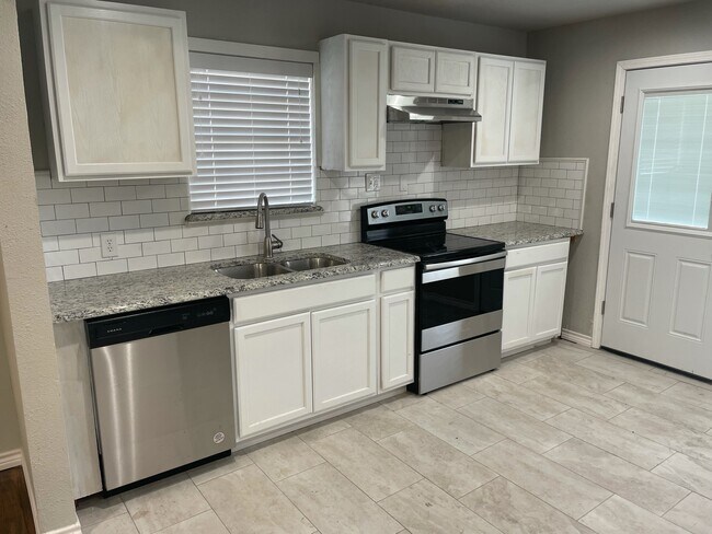 Building Photo - 613 S Andrews Ave