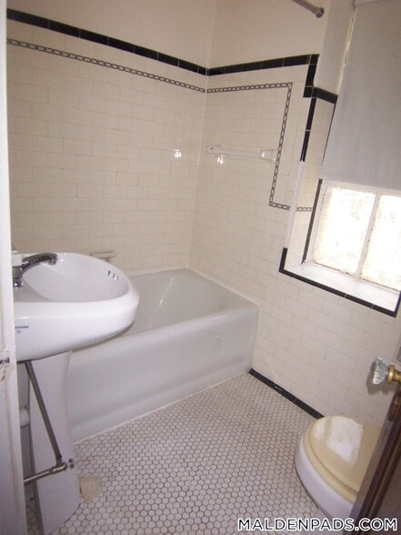 Building Photo - 349 Pleasant St