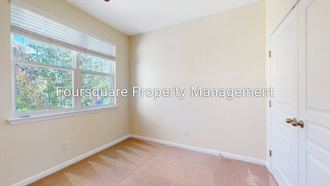Building Photo - Town Home | Screened Back Porch | One Car ...