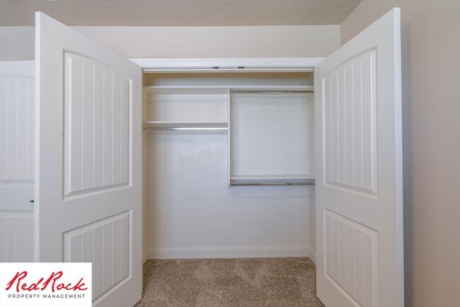 Building Photo - Dog Friendly, Pleasant 4 Bedroom, 2.5 Bathroom Townhome