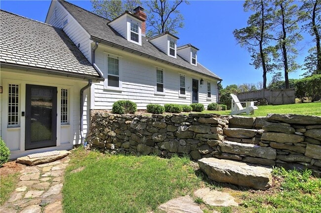 Building Photo - 96 Kings Hwy N