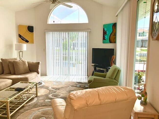 Building Photo - Home