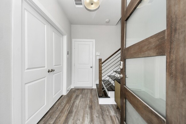 Building Photo - 1743 Cove Cres Ct