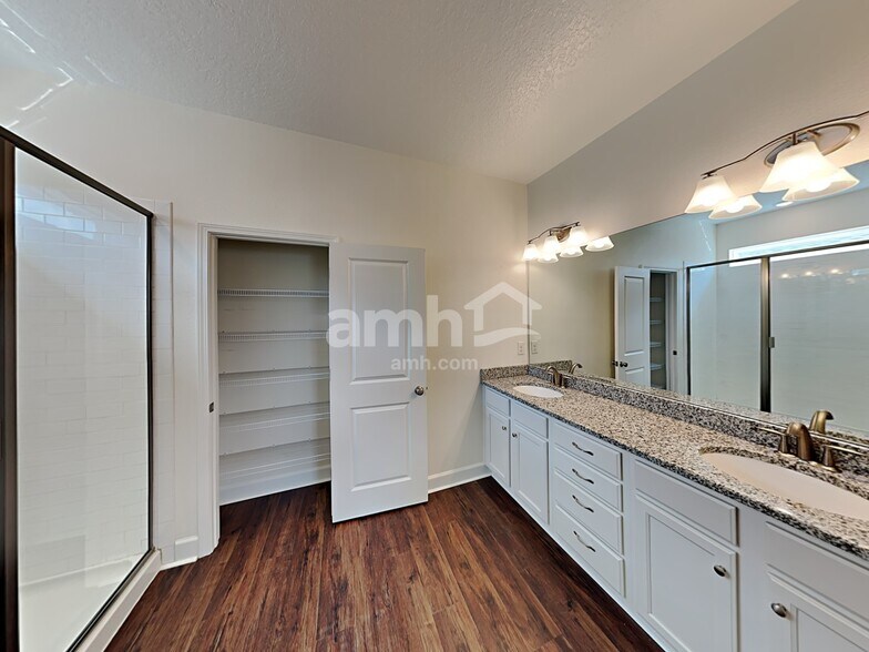 Building Photo - 527 Pine Terrace Dr