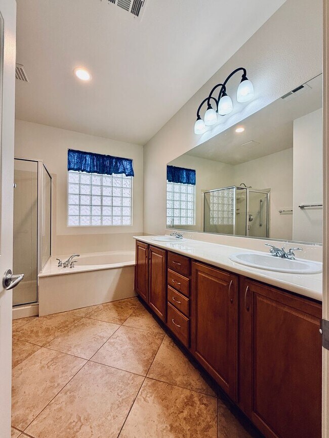 Building Photo - Beautiful Sun City Anthem home-55+ Community Available Now!