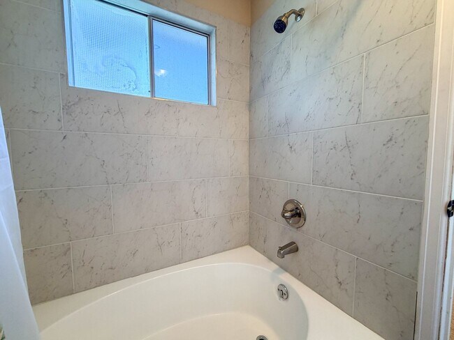 Building Photo - Open and Bright Corner Unit