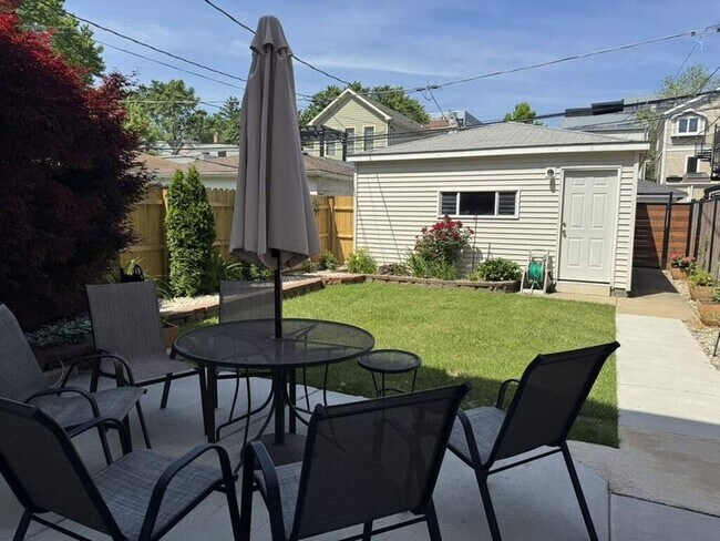 Building Photo - 3834 N Hermitage Ave