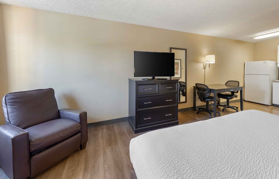 Building Photo - Furnished Studio-Bakersfield - California ...