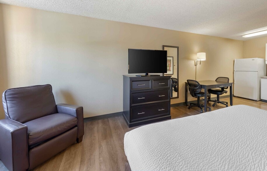 Building Photo - Furnished Studio-Bakersfield - California Avenue