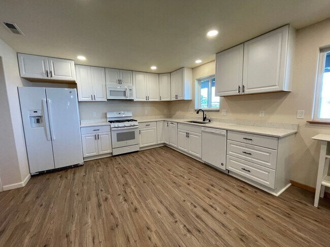 Building Photo - Spacious and Modern 3 Bedroom Sunlit Basem...