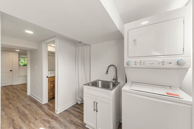 Building Photo - 823 N Ellsworth St