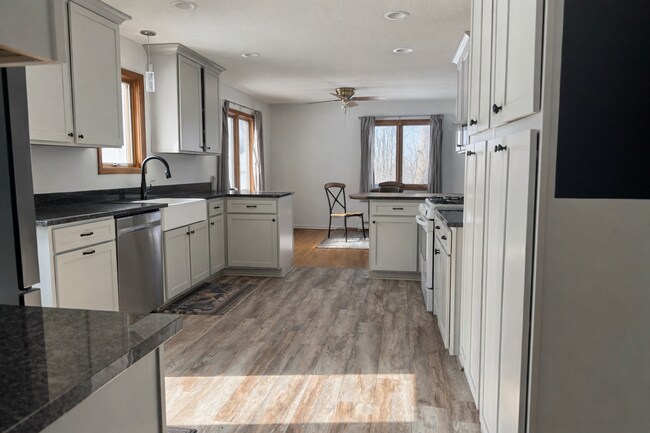 Building Photo - Spacious 4 bedroom home in Beautiful Prior Lake, MN