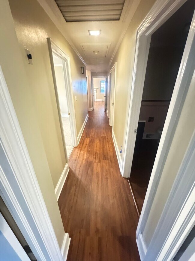 Building Photo - 3bd/2ba House on a Corner Lot very close t...