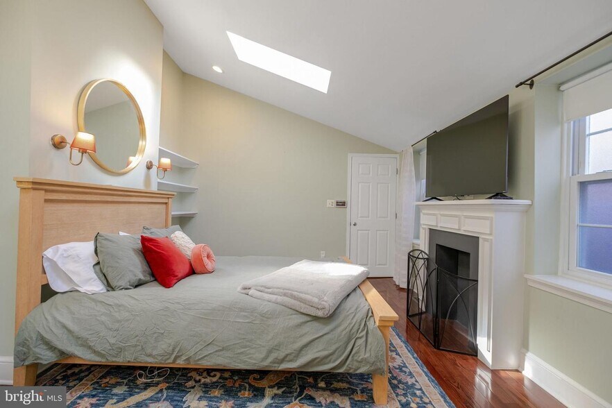 Building Photo - 908 S Front St