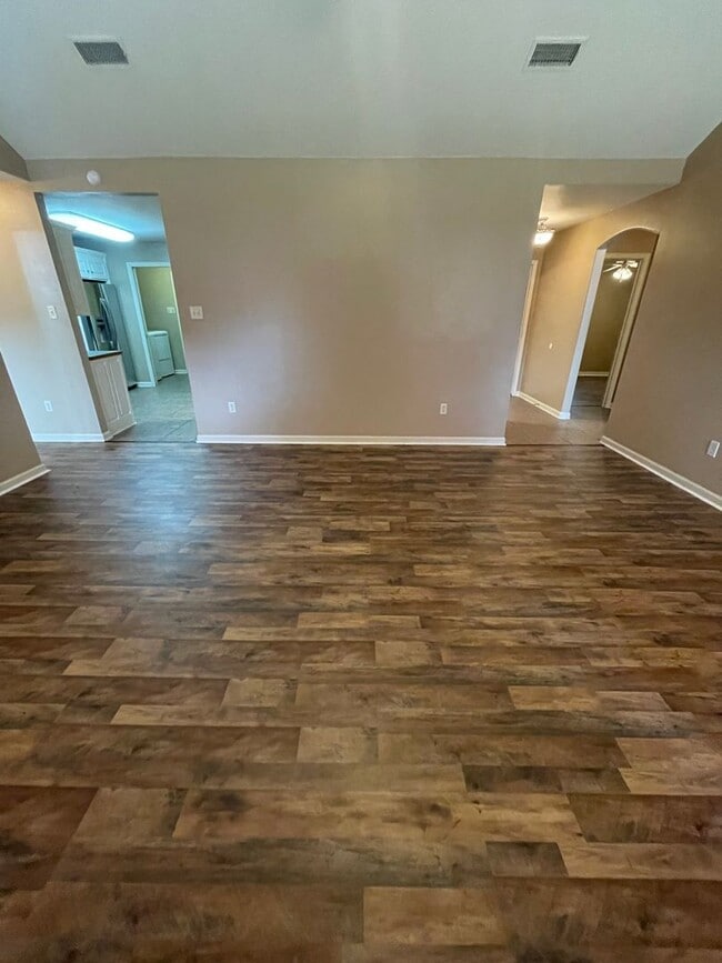 Building Photo - Convenient Sherwood Location