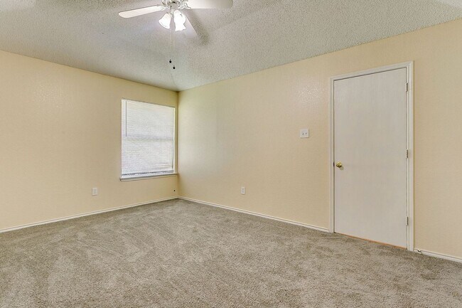 Building Photo - Excellent 3 Bedroom 2 Bath with many featu...