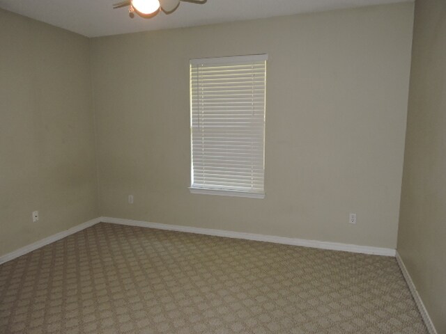 Building Photo - MOVE IN SPECIAL - 1 WEEK FREE RENT - MINUT...