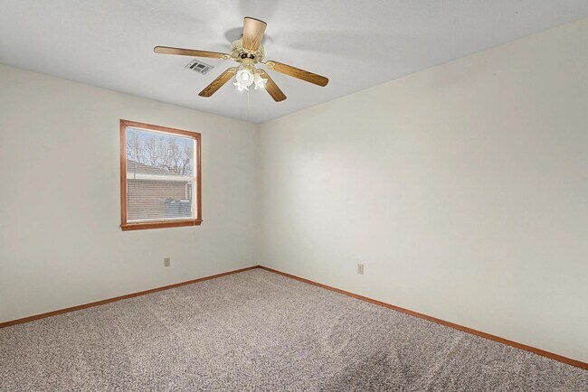 Building Photo - Welcome to this charming 2-bedroom, 2-bathroom home