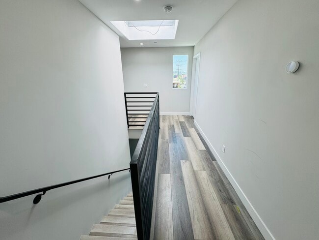 Building Photo - 1301 N Kingsley Dr