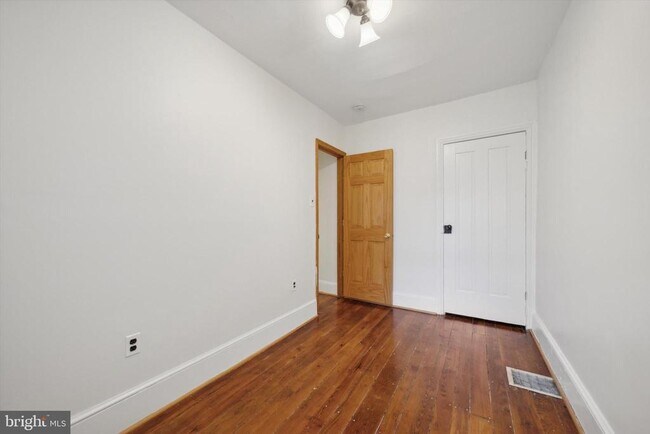 Building Photo - 1523 E Hewson St