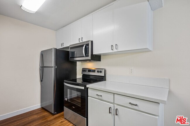 Building Photo - 348 Miraleste Dr