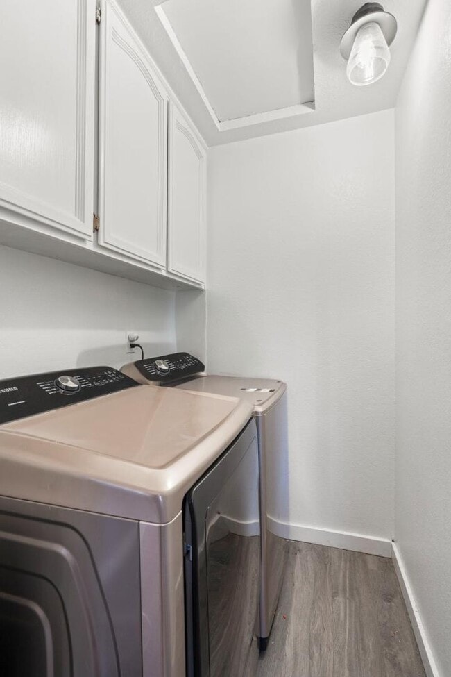 Building Photo - 9049 Laguna Springs Way