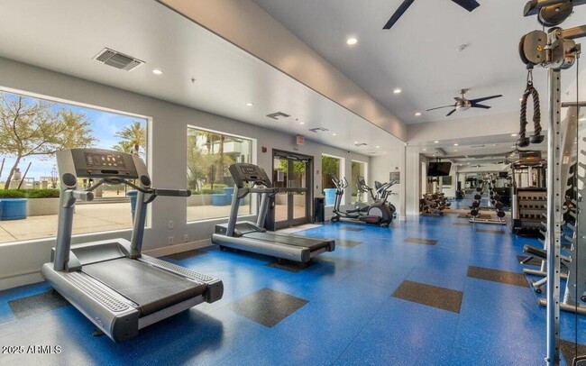 Building Photo - 945 E Playa Del Norte Dr