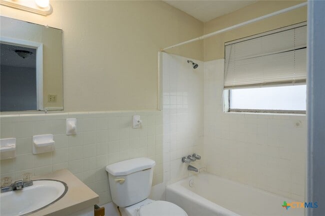 Building Photo - 1015 Hall Ave