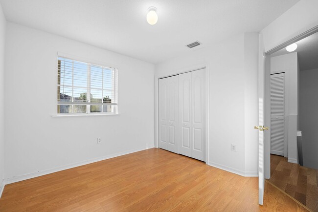 Building Photo - Bridgeport Villas