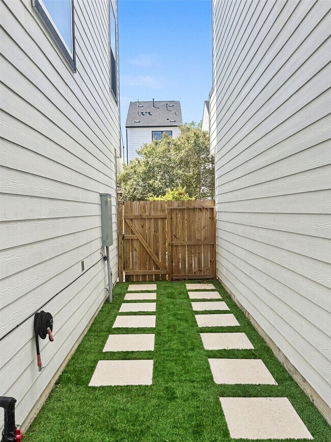 Building Photo - 825 Woodcrest Dr