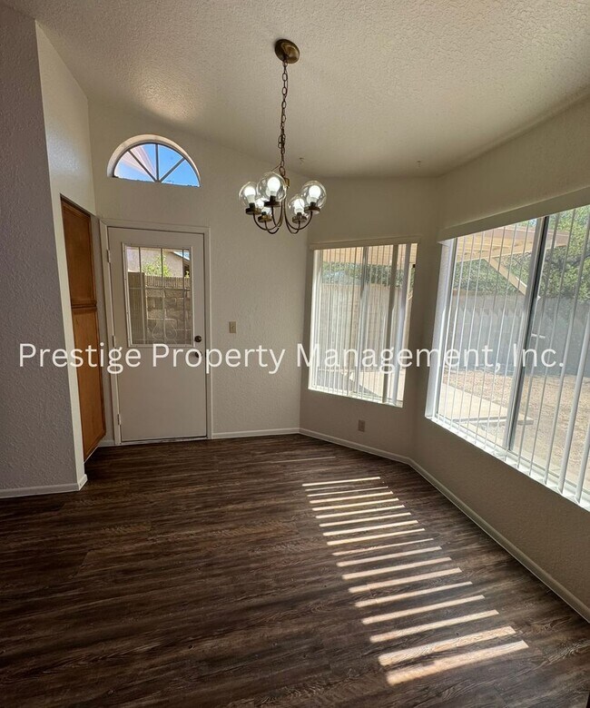 Building Photo - Very Cute South West Side 3/2!! Call Now!