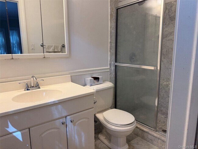 Building Photo - 60 Oaktree Ln