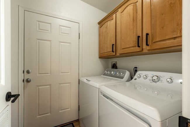 Building Photo - Beautiful 5 Bedroom 4 Bathroom with AMAZING VIEWS!!