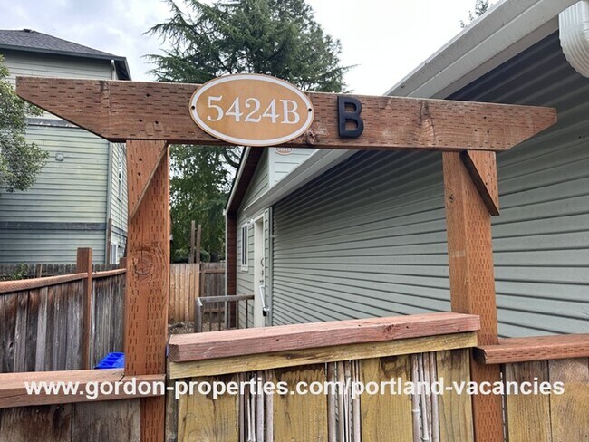 Building Photo - SE 88th Ave - 2 bedroom ADU close to the restaurants and shops along SE 92nd Ave and SE Foster Blvd