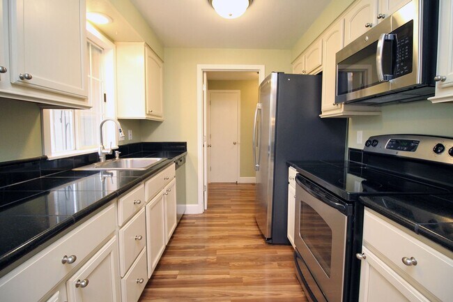 Building Photo - Updated 3 Bed/2 Bath Milwaukie Ranch Home Set On A Gorgeous Lot