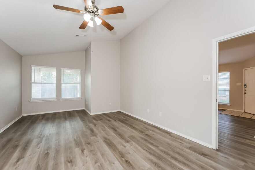 Building Photo - 1108 Boxwood Dr